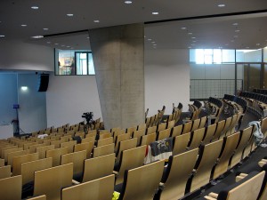 Ein Hörsaal für ca. 450 Zuhörer mit modernster Tagungstechnik
