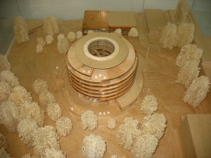 Das Architekturmodell mit dem dazugehörigen Mensabereich mit weiteren Räumen im Hintergrund