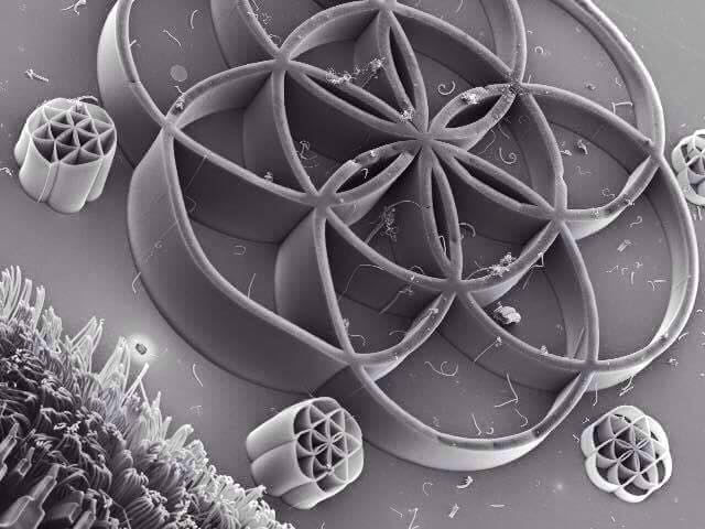 Nanostruktur aus Kohlenstoff in der Form des Genesismusters der Heiligen Geometrie.